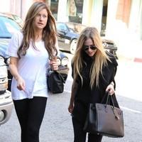 Avril Lavigne after getting her nails done at a salon | Picture 89931